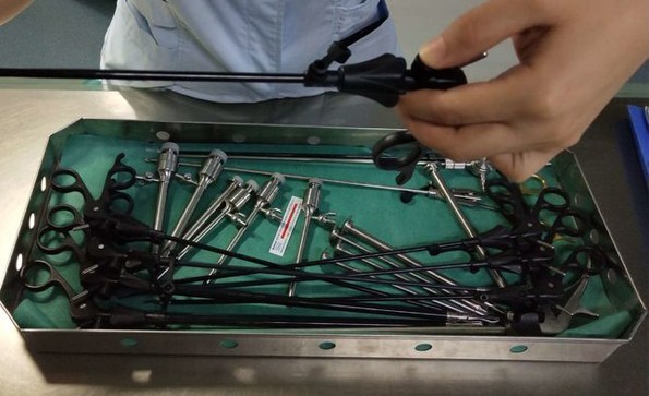 Removal and cleaning of laparoscopic instruments